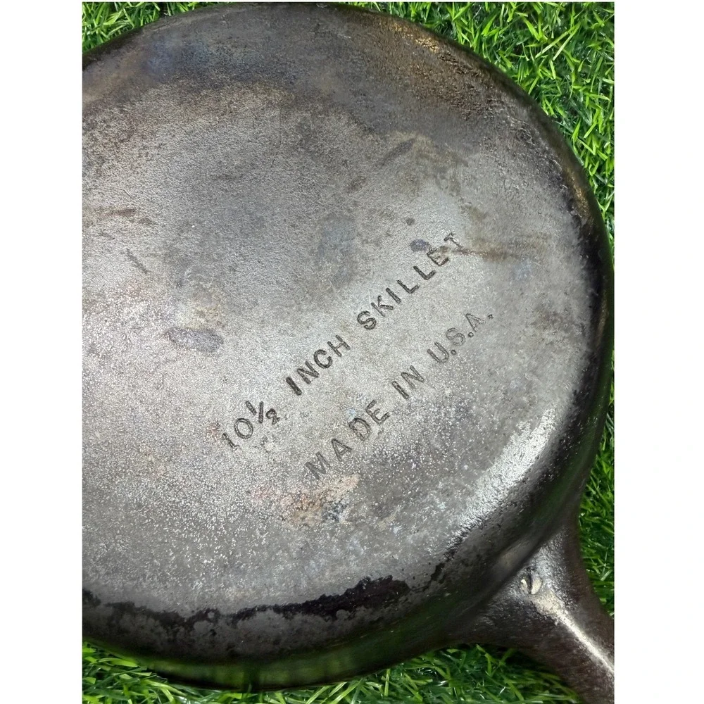 Vintage Unmarked Wagner Cast Iron‎ Skillet Unisex 10.5 Inch Black Made in USA
